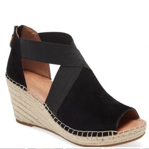 Kenneth Cole Gentle Souls - Colleen cross elastic